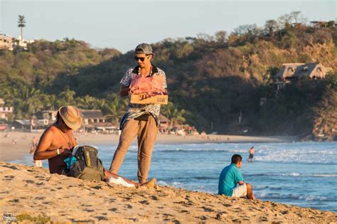 desnudas en la playa|Vídeos de Desnuda en la playa gratis